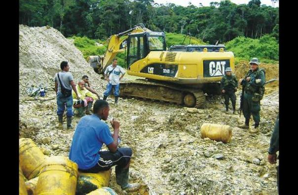 Operativos contra la minería ilegal, en los cuales se destruyen máquinas (Fuente: http://www.rcnradio.com/noticias/cerca-del-80-de-la-mineria-en-colombia-es-ilegal-advierte-la-contraloria-31103)